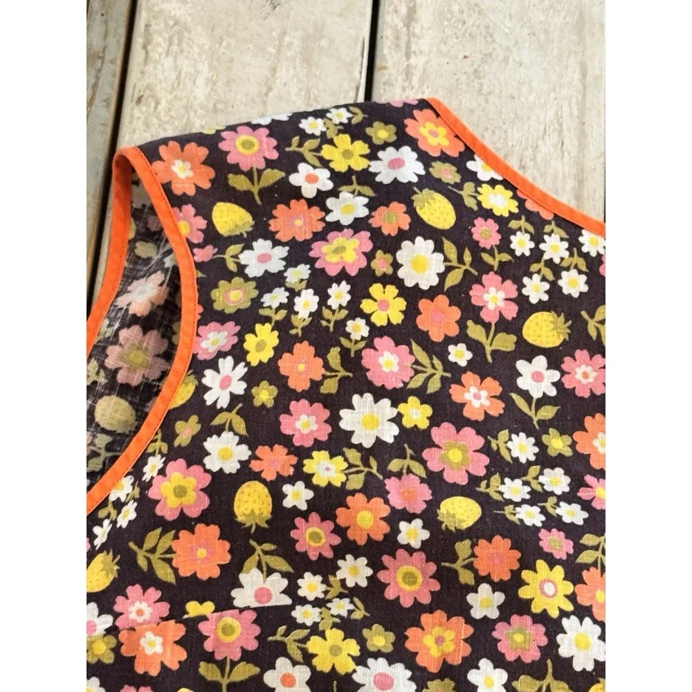 VINTAGE MCM GROOVY SMOCK STYLE ARM FLORAL PRINT REAR TIE APRON WITH POCKETS